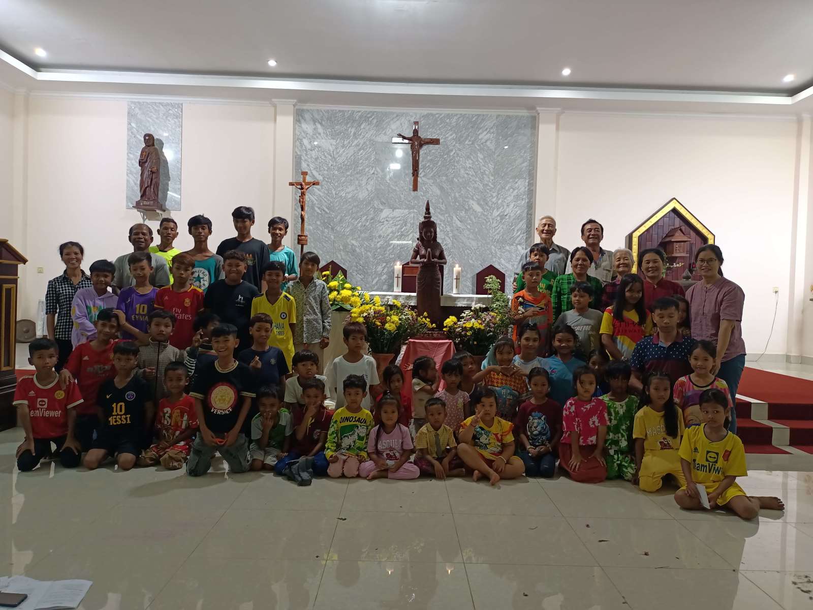 Cộng Đoàn Nữ La San Campuchia và Tháng Hoa dâng Mẹ