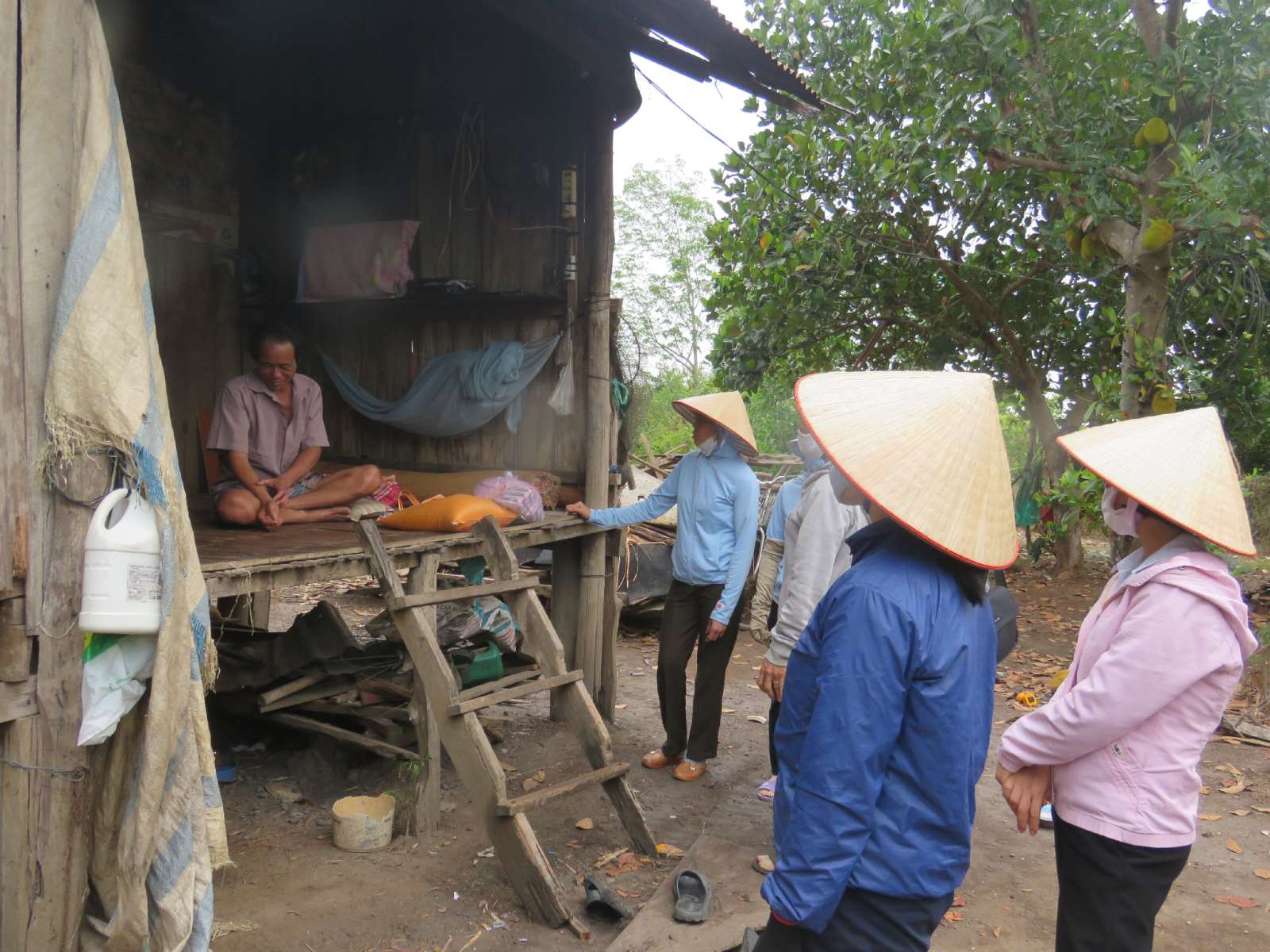 Chị Em Nữ La San Tân Thành chia sẻ với người nghèo dịp Phục Sinh 2021